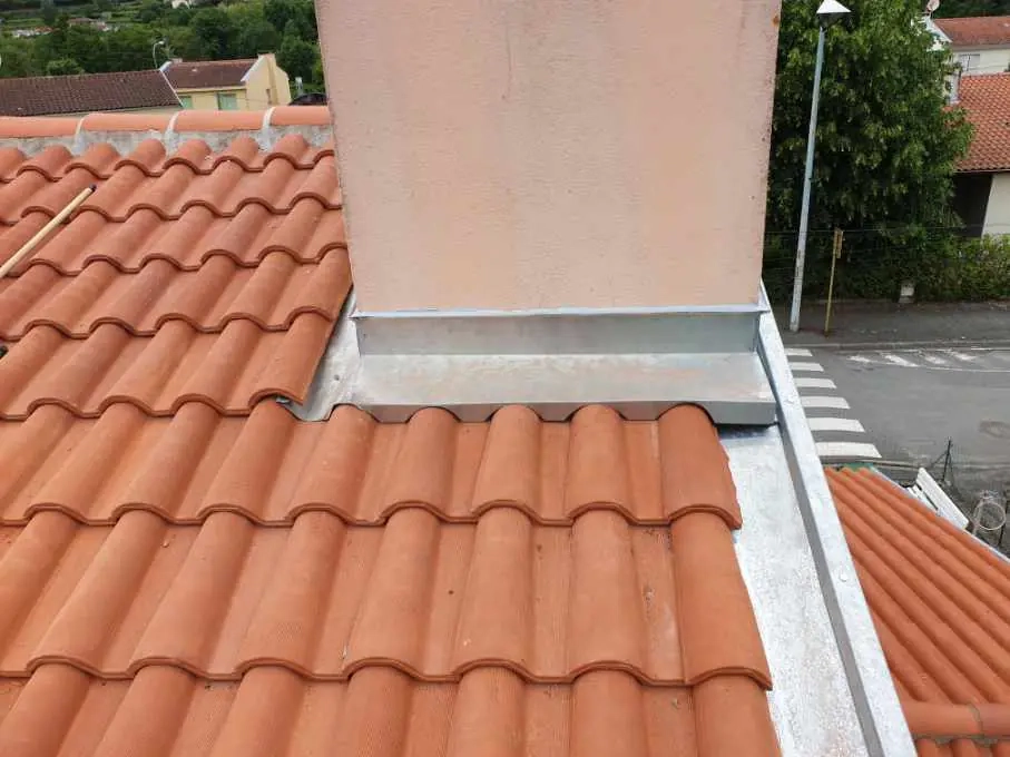 Entourage de cheminée en zinc à Pamiers : installation par Pyrénées Toiture